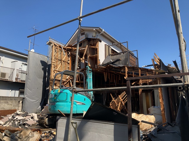 東京都世田谷区駒沢の木造2階建て家屋解体工事中の様子です。